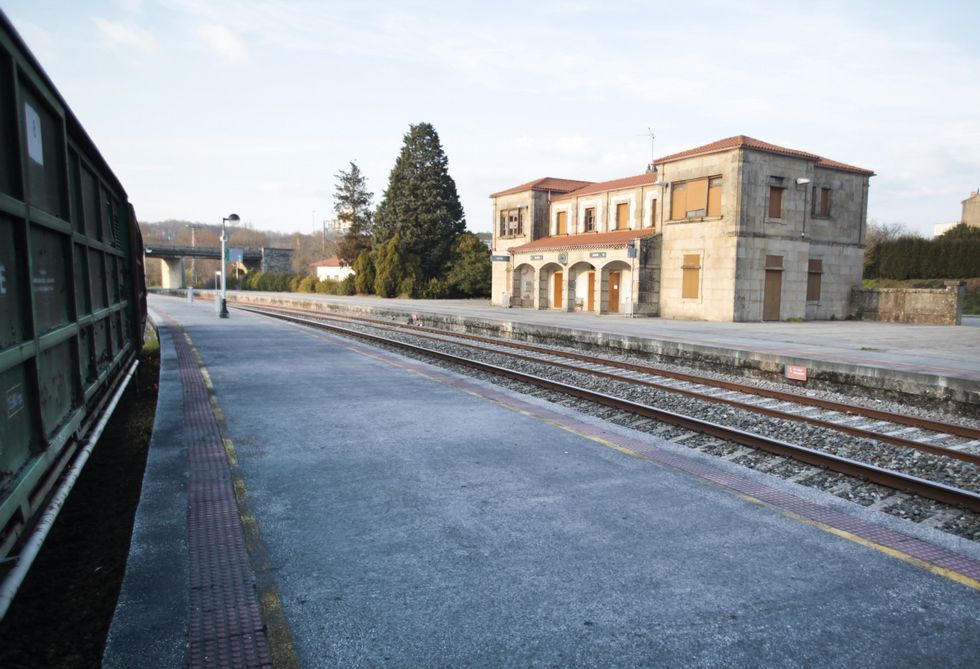 Por Botos solo pasan dos trenes de pasajeros al día: hacia Santiago a las 14.27, y a Ourense a las 18.16.
