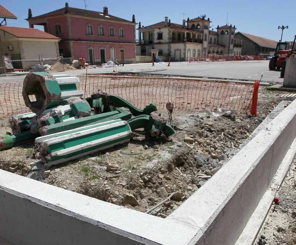 Las farolas iluminaban el futuro párking de pago.