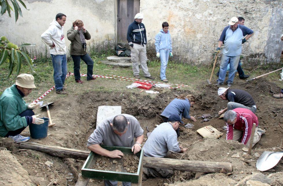 Exhumación de víctimas del franquismo en la aldea quiroguesa de Cereixido en el 2008.