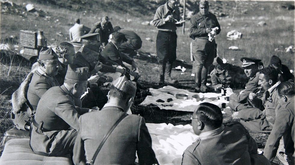 Franco y Aranda en una comida de campaña en Asturias en 1937