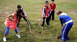 Nenos galegos aprenderon en Pereiro xogos tradicionais