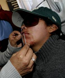 TRABAJADORAS SEXUALES BOLIVIANAS SE COSEN LABIOS Y AMENAZAN ENTERRARSE VIVAS EN ATA�DES