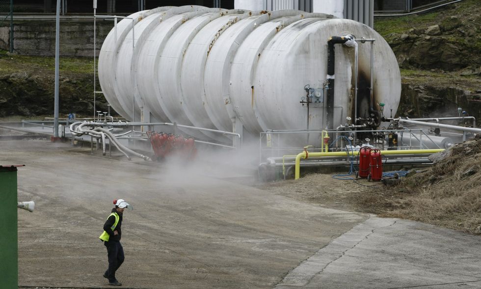 Un herido tras un incendio en la planta de gas natural de Bueu