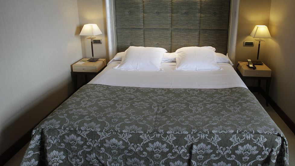qué la cama del hotel siempre está perfecta?
