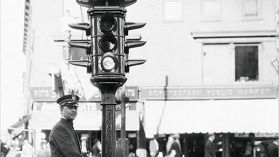 Cuándo se instaló el primer semáforo eléctrico?