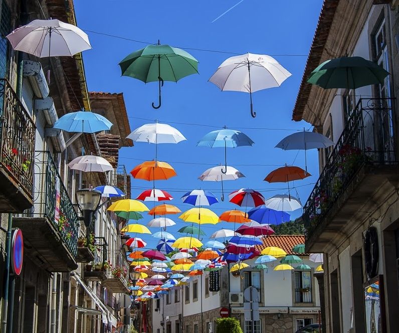 El de las fiestas del Apóstol incluirá paraguas de colores en la Costa da Camelia