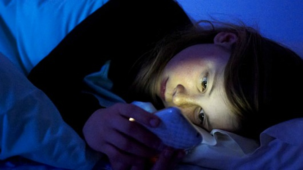 El uso de dispositivos electrónicos antes de dormir afecta al sueño
