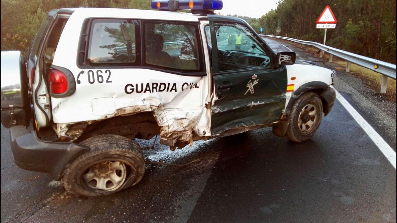 Un Coche De La Guardia Civil Destrozado En Un Accidente En Chantada un-coche-de-la-guardia-civil-destrozado-en-un-accidente-en-chantada