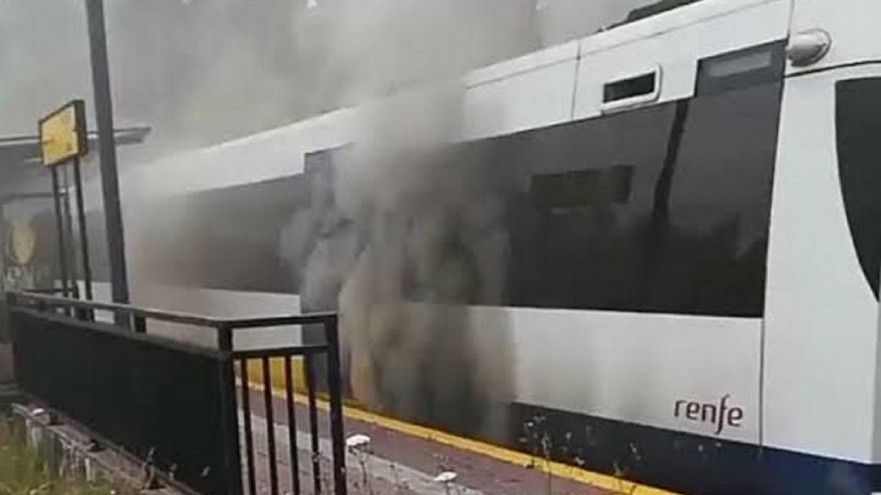 Incendio en un tren de Feve en la estación de Apalla, en Moeche