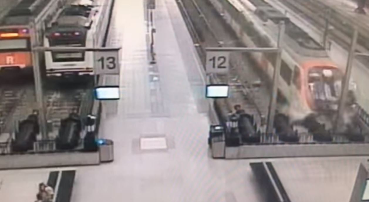 Así fue el choque del tren en la estación de Barcelona
