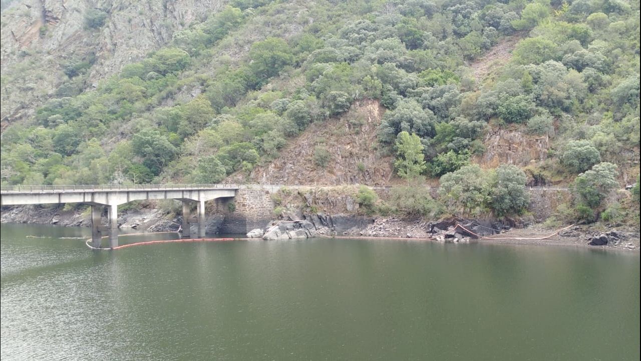 Las barreras anticontaminación colocadas tras hundirse el Garoa siguen