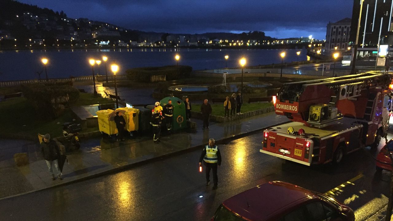 Chispas saliendo de una chimenea movilizan a los bomberos en Viveiro