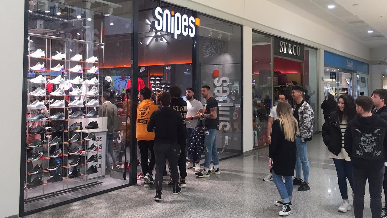 Abarrote en la apertura de Snipes en Odeón