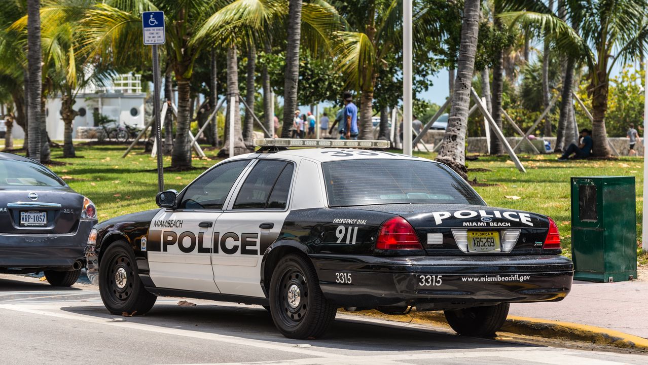 Una pareja practica sexo en el coche de la policía tras ser detenidos en Florida imagen