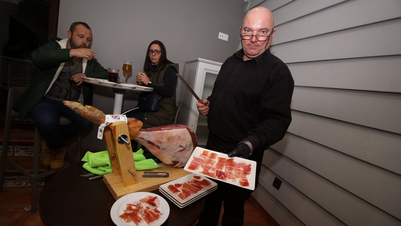 Así fue la reapertura del bar Touliña de Boiro