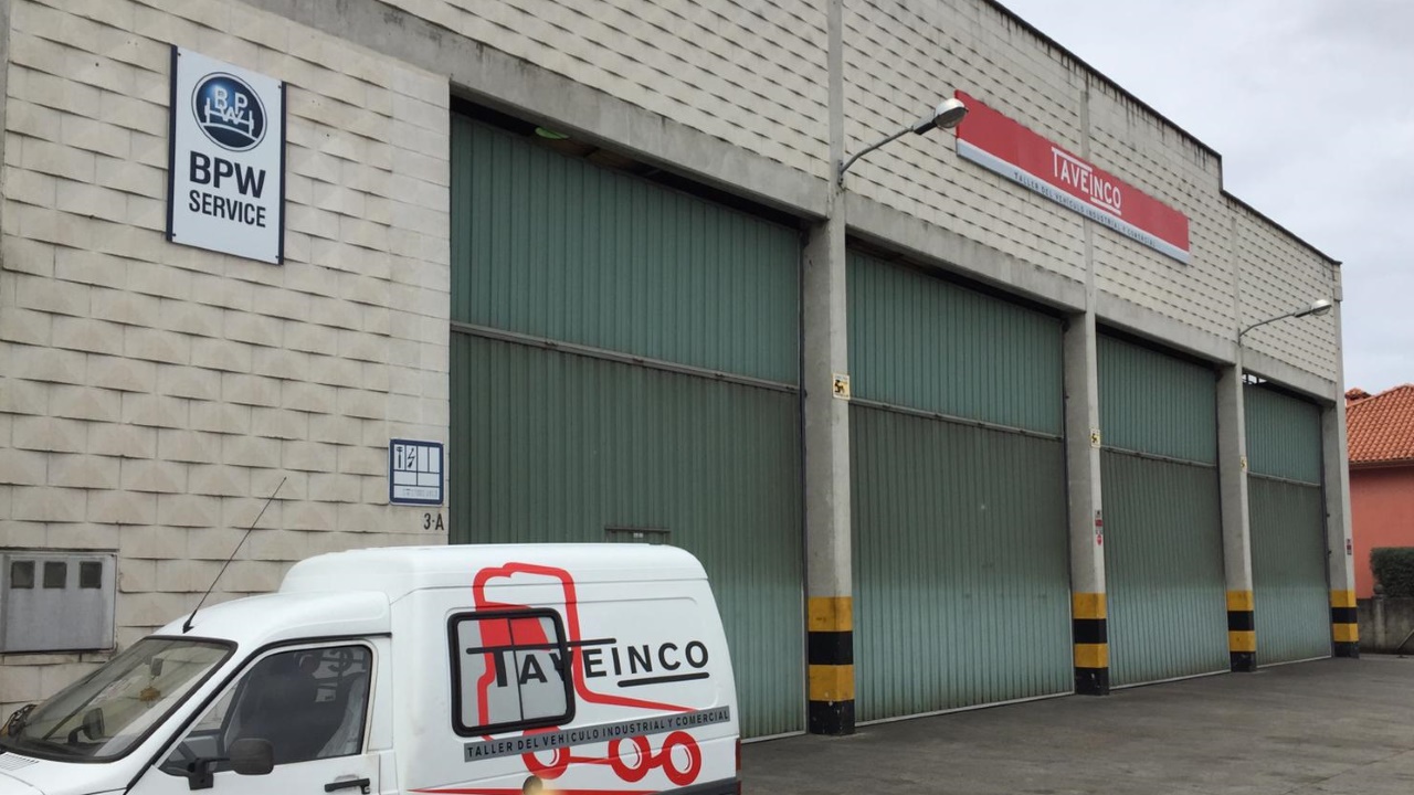 Resultado de imagen de Muere un trabajador de 29 años al caerle encima un camión en un taller mecánico de Cambre (A Coruña)