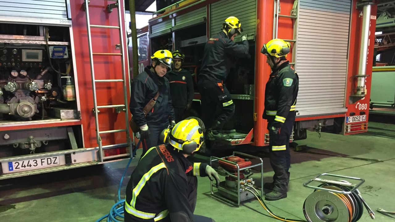 Los bomberos de Ferrol extinguen un foco de fuego surgido junto a la ...