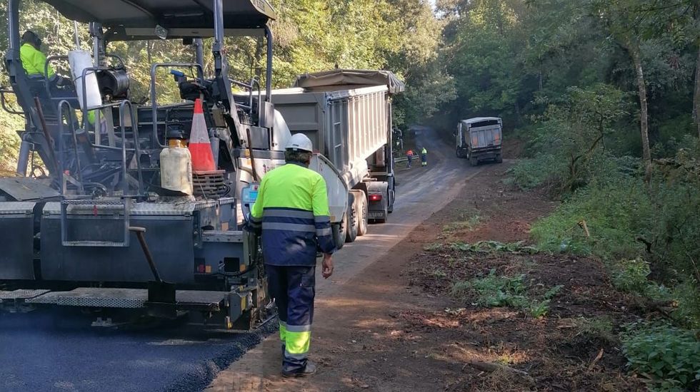 O Incio renueva el firme de la carretera de Bardaos a Santalla