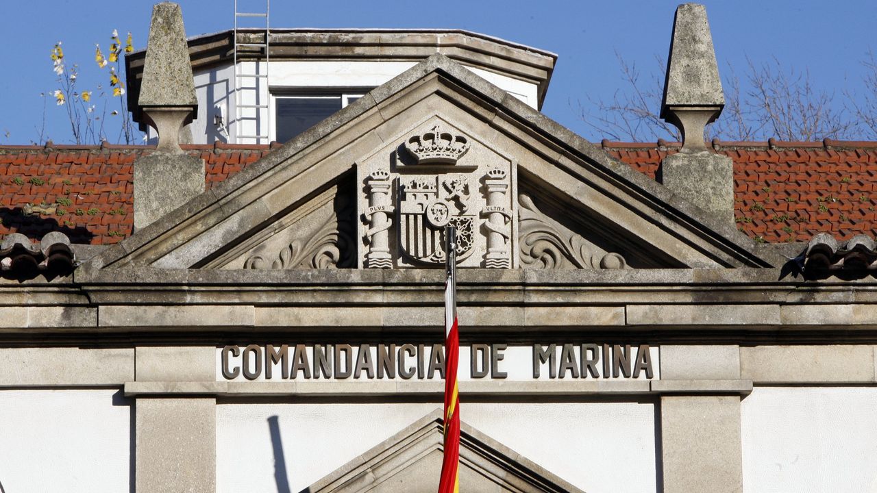 Un año de cárcel por timar a seis paradas a las que ofreció empleo en la Marina si compraban la ropa