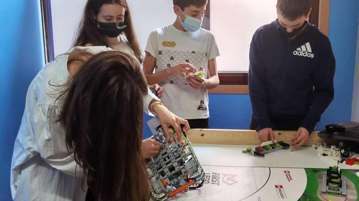 Cinco jóvenes ourensanos, segundos en un concurso de Lego - Vimarsana News