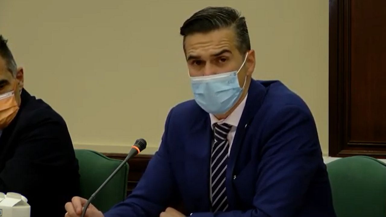 El portavoz de Vox en Móstoles: «En nuestro partido hay muchas mujeres de gran valía, casi tanto como la de los hombres»