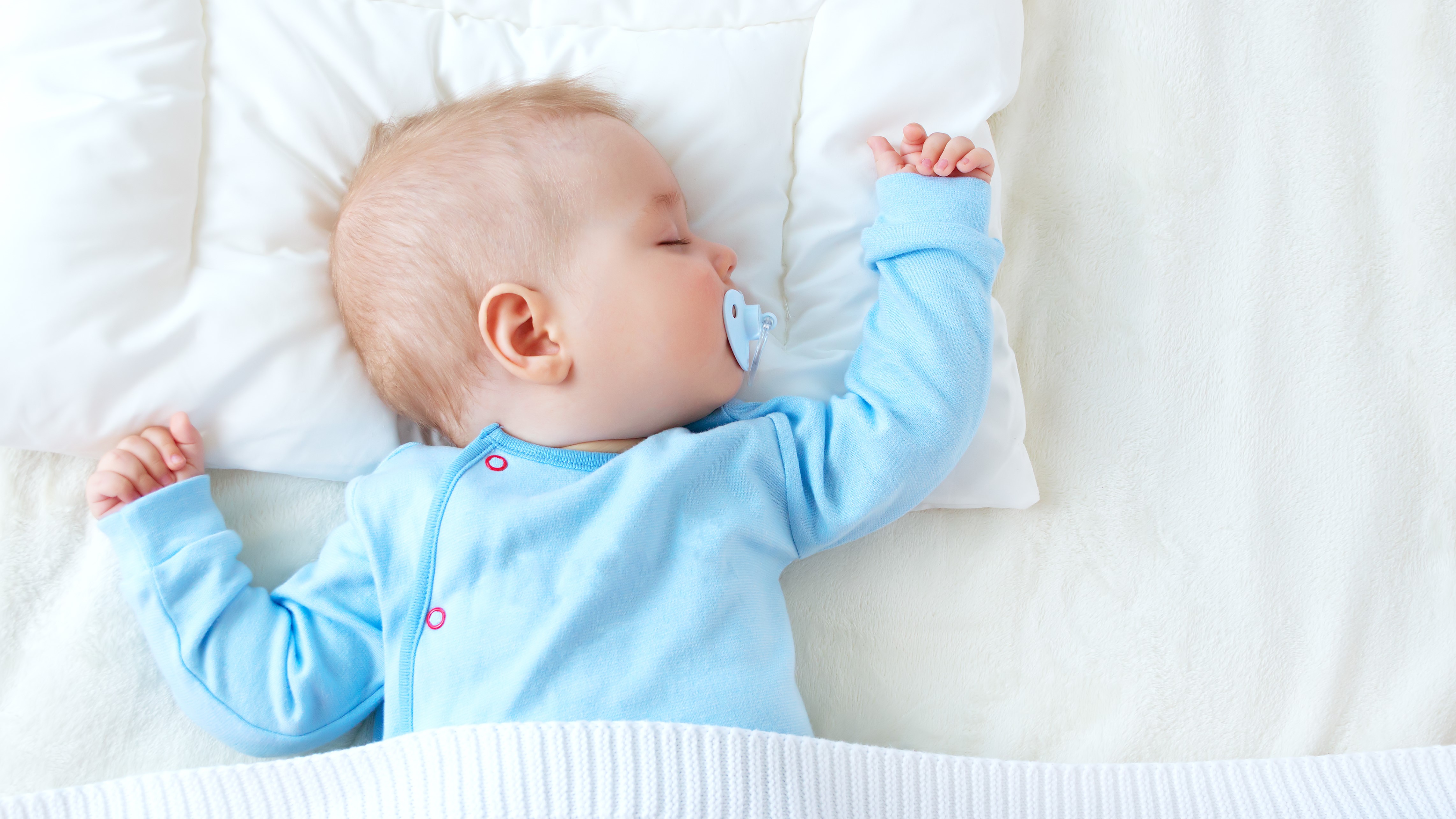 Новорожденный спать подушка. Дети грудного возраста. Спящий младенец. Сон новорожденного.