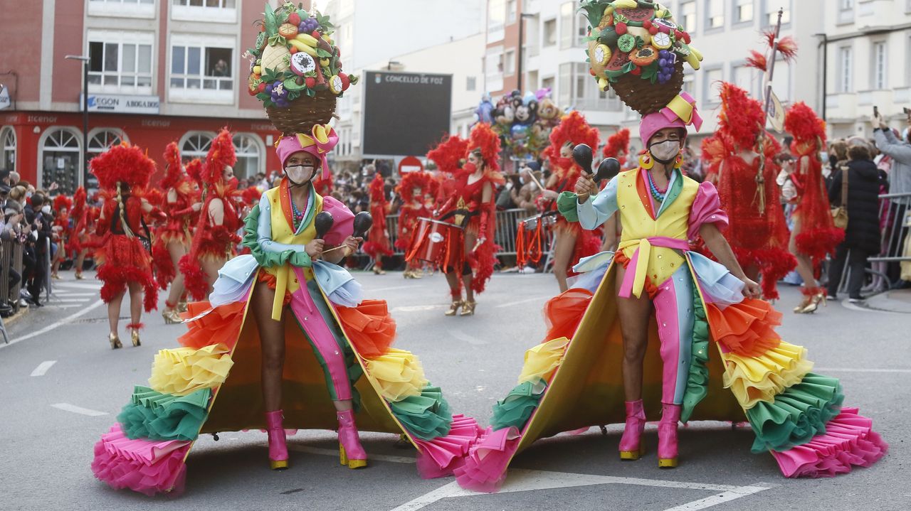 El gran desfile de carnaval de Foz regresa con color, humor y 1.400  participantes