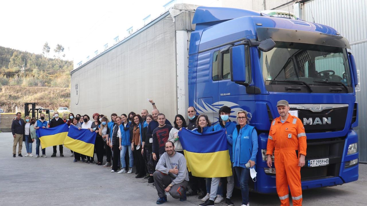 Sale un tráiler ayuda humanitaria desde A Coruña hacia Ucrania