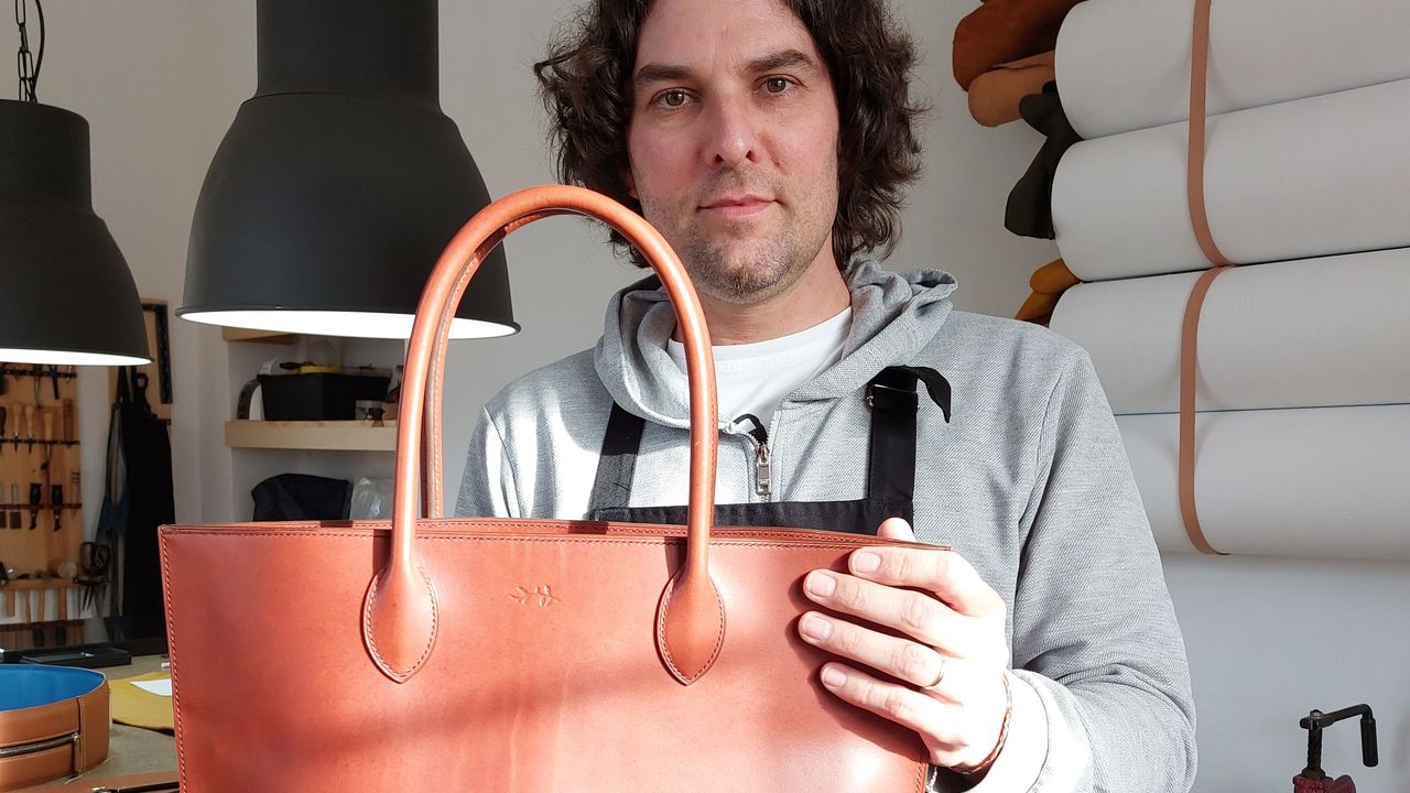 tres semanas en hacer una mochila de cuero, por 1.300 euros»