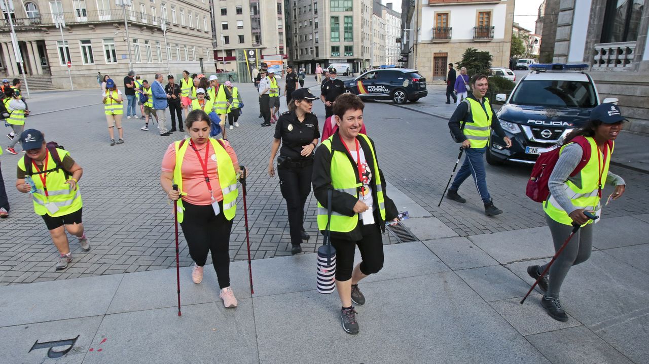 La Policía Nacional «escolta» en Pontevedra a un grupo de Special Olympics que cubre el Camiño de Santiago