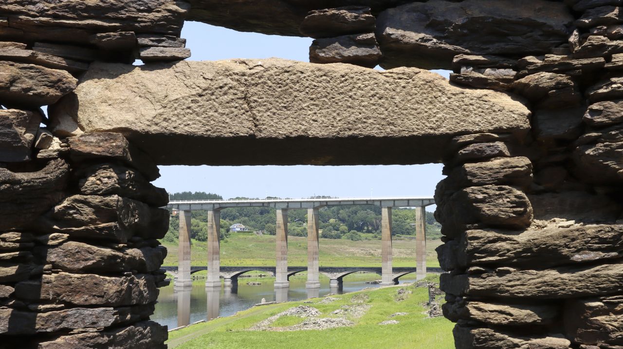 El bajo nivel del embalse de Belesar descubre el viejo Portomarín