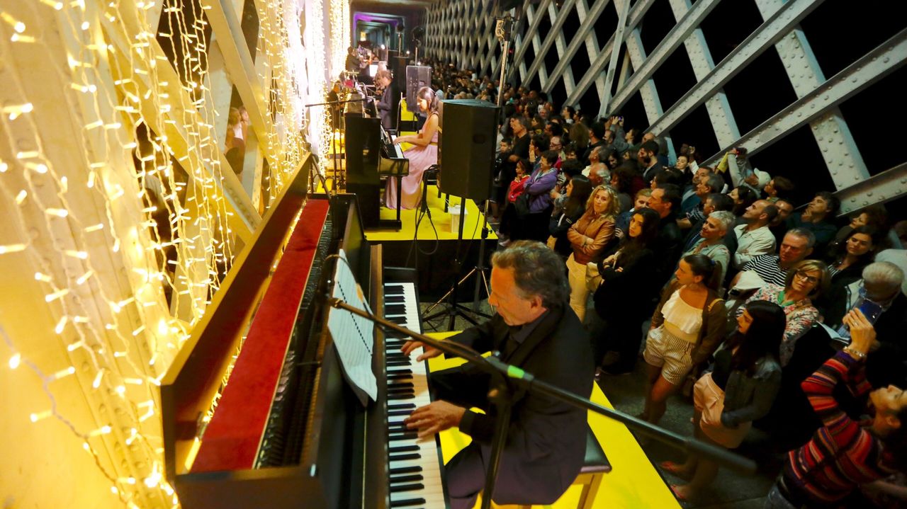 A ponte centenária de Tui fecha ao trânsito para que vinte intérpretes possam tocar dez pianos ao mesmo tempo
