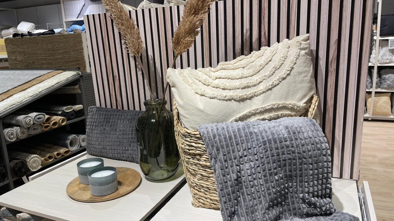 Éxito de JYSK tras la apertura en Tui de su tienda número 100