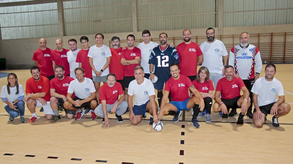 Rivales políticos y sin embargo amigos: políticos del PP y el PSOE jugaron un partido de fútbol en Pontevedra que terminó con pincho de tortilla - Vimarsana News