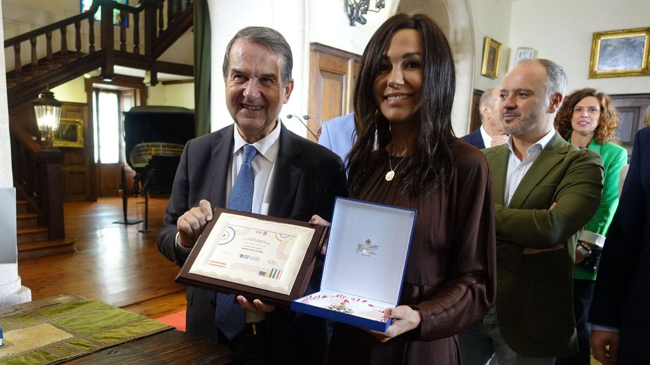 Pardo de Vera recebe a medalha de ouro de Vigo sem especificar o futuro do AVE para Cerdedo