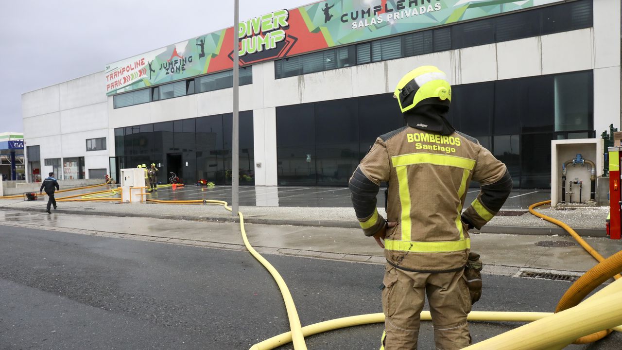 Extinguido el incendio que calcinó media nave de Diver Jump, en el