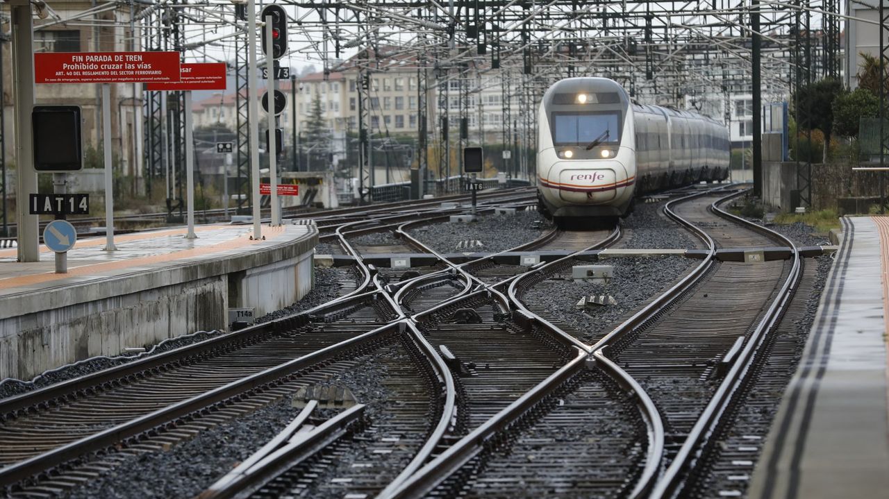 El Gobierno admite los continuos retrasos en los trenes gallegos, pero culpa de ellos a los gobiernos del PP