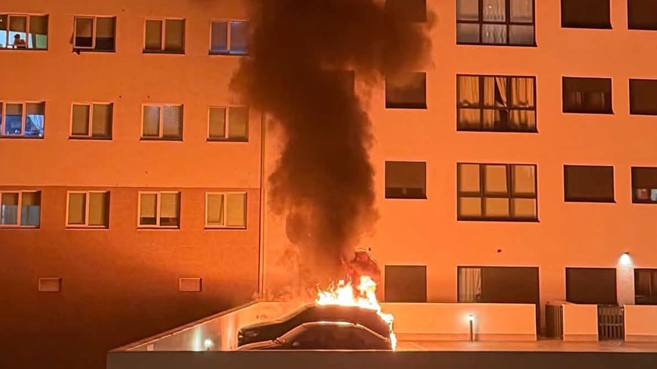 Arde un coche en Eirís afectando a un segundo vehículo