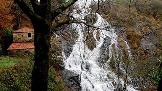 Fervenza de Brañas en el concello de Toques (A Coruña). Es un lugar privilegiado donde el río Furnelos salta espectacularmente a lo largo de 40 metros para después continuar su andadura por el precioso valle.