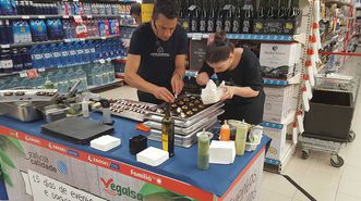 Yayo Daporta, Estrella Michelín certificado por Galicia Calidade, en la demostración con motivo de la inauguración del Eroski Center de Teo