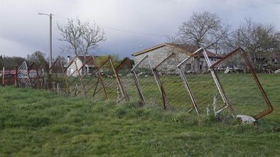 Una finca para descansar en A Seara (Nogueira de Ramu&iacute;n). El m&eacute;todo de utilizar somieres viejos para hacer un cierre es ya todo un cl&aacute;sico