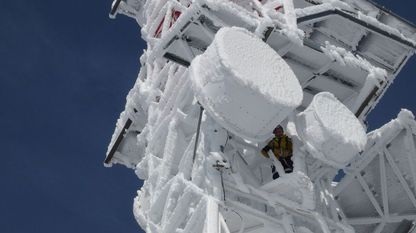 Un operario supervisa los sistemas de una estaci&oacute;n en Manzaneda, totalmente congelada