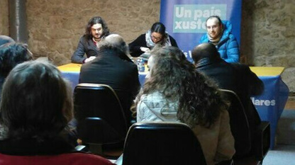 El edil del BNG, en la mesa a la derecha, en un acto de En Marea