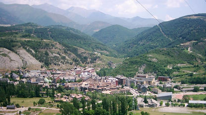 El Pont de Suert, uno de los preciosos pueblos pirenaicos en los que ahora tenemos clientes, coronado por el pico ANETO, el más alto de la cordillera, con 3.404 metros sobre el nivel del mar gallego