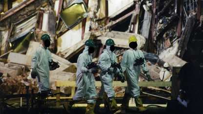 Expertos del FBI recaban evidencias después de que el vuelo 77 de American Airlines impactase contra las instalaciones del Pentágono tras ser secuestrado por cinco terroristas. 