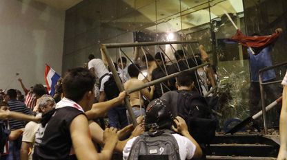 Manifestantes atacan la sede del Congreso Nacional de Asunción