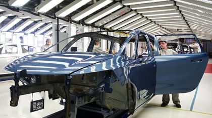 Que el fabricante francés PSA (Citroën, Peugeot, DS, con una gran factoría en Vigo) quiere comprar Opel, con plantas en Alemania y otros países europeos, es una noticia cercana y a la vez internacional